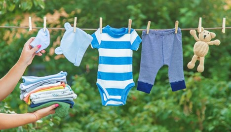 خشک کردن لباس نوزاد در هوای آزاد