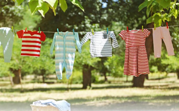 خشک کردن لباس نوزاد پهن کردن در مقابل نور آفتاب