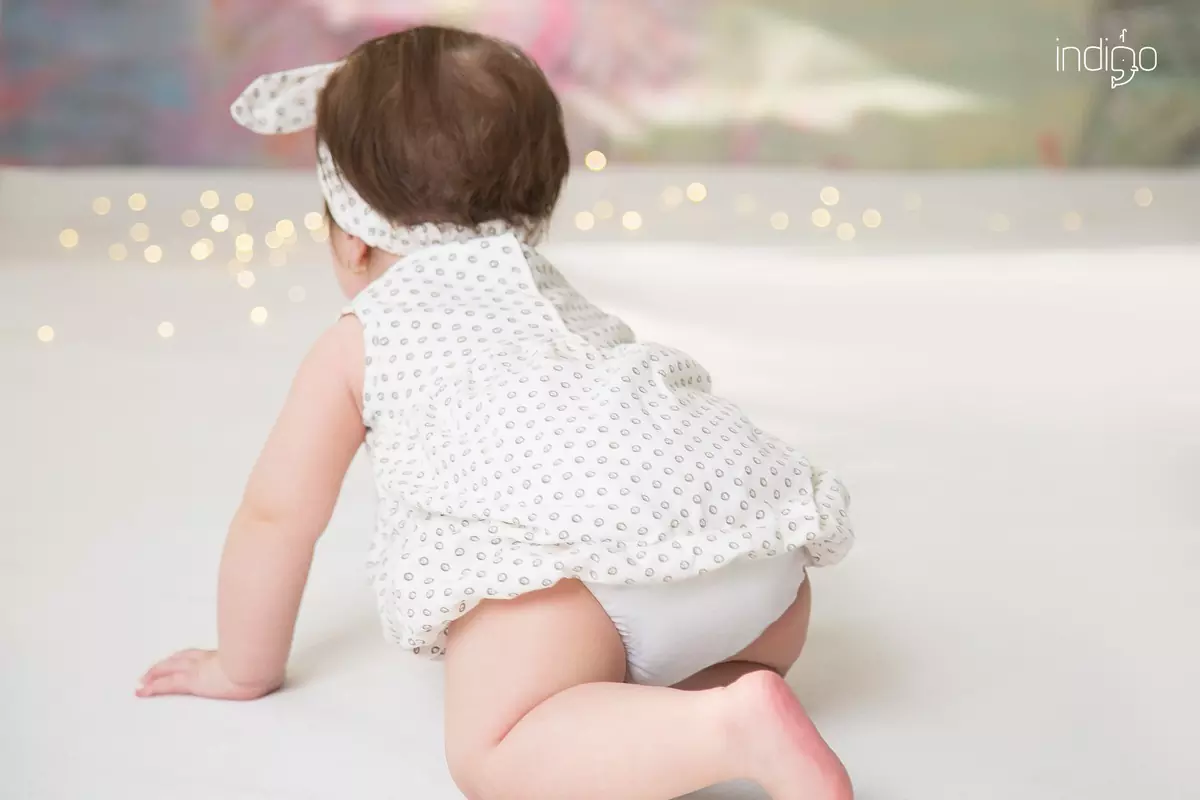 نوزاد در حال چهار دست‌وپا رفتن