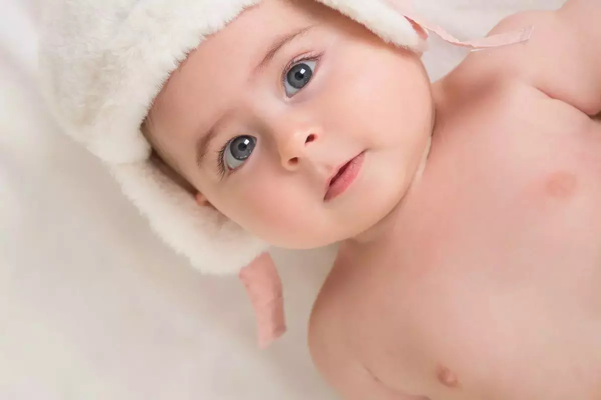نوزاد با کلاه گرم زمستانی